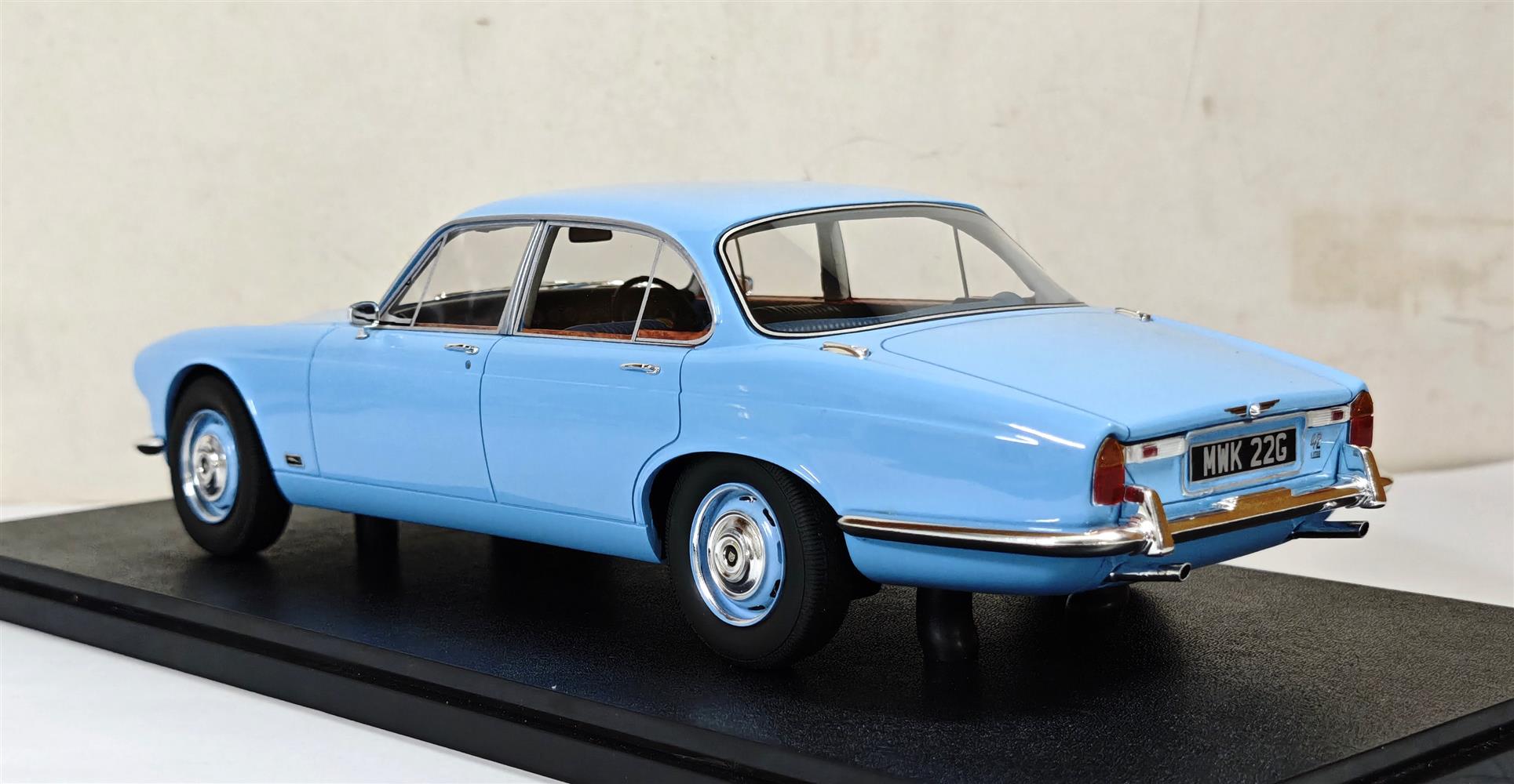 1:18 Cult Models - Jaguar XJ6 4.2 light blue 1968