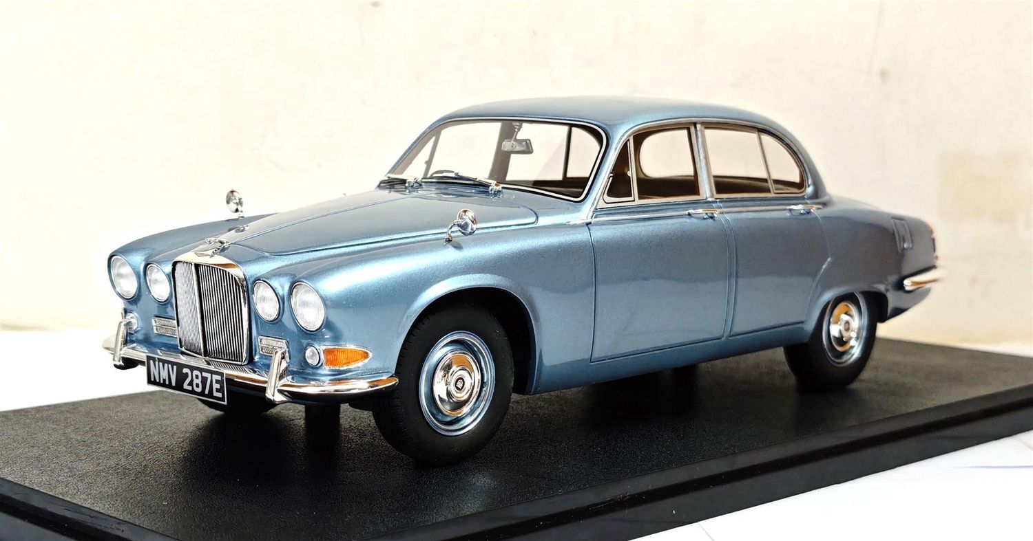 1:18 Cult Models - Jaguar 420 Opalescent silver blue metallic 66 - 69