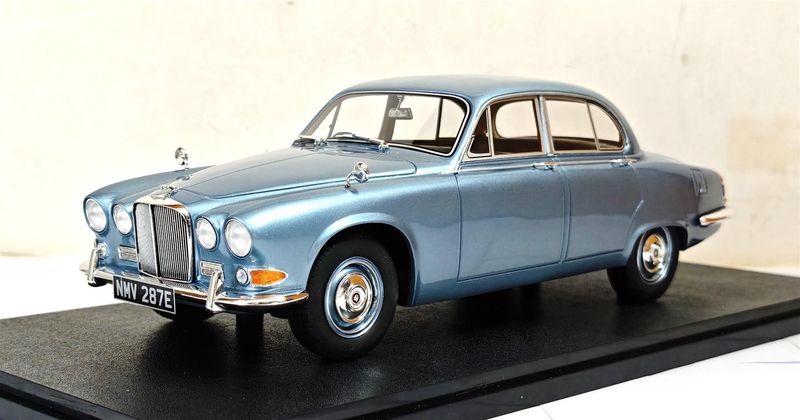 1:18 Cult Models - Jaguar 420 Opalescent silver blue metallic 66 - 69