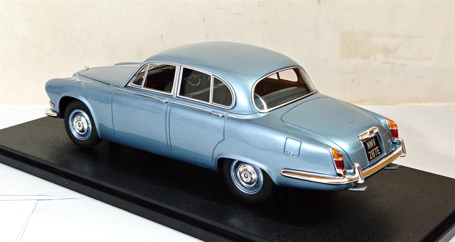 1:18 Cult Models - Jaguar 420 Opalescent silver blue metallic 66 - 69