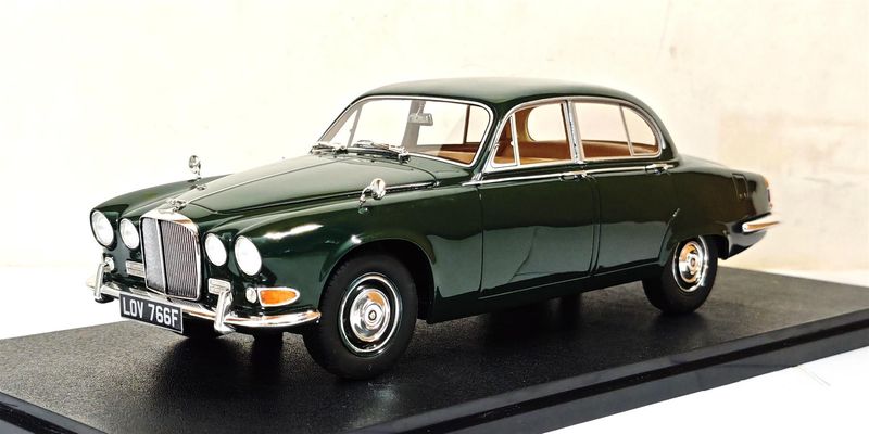 1:18 Cult Models - Jaguar 420 British racing green 66 - 69