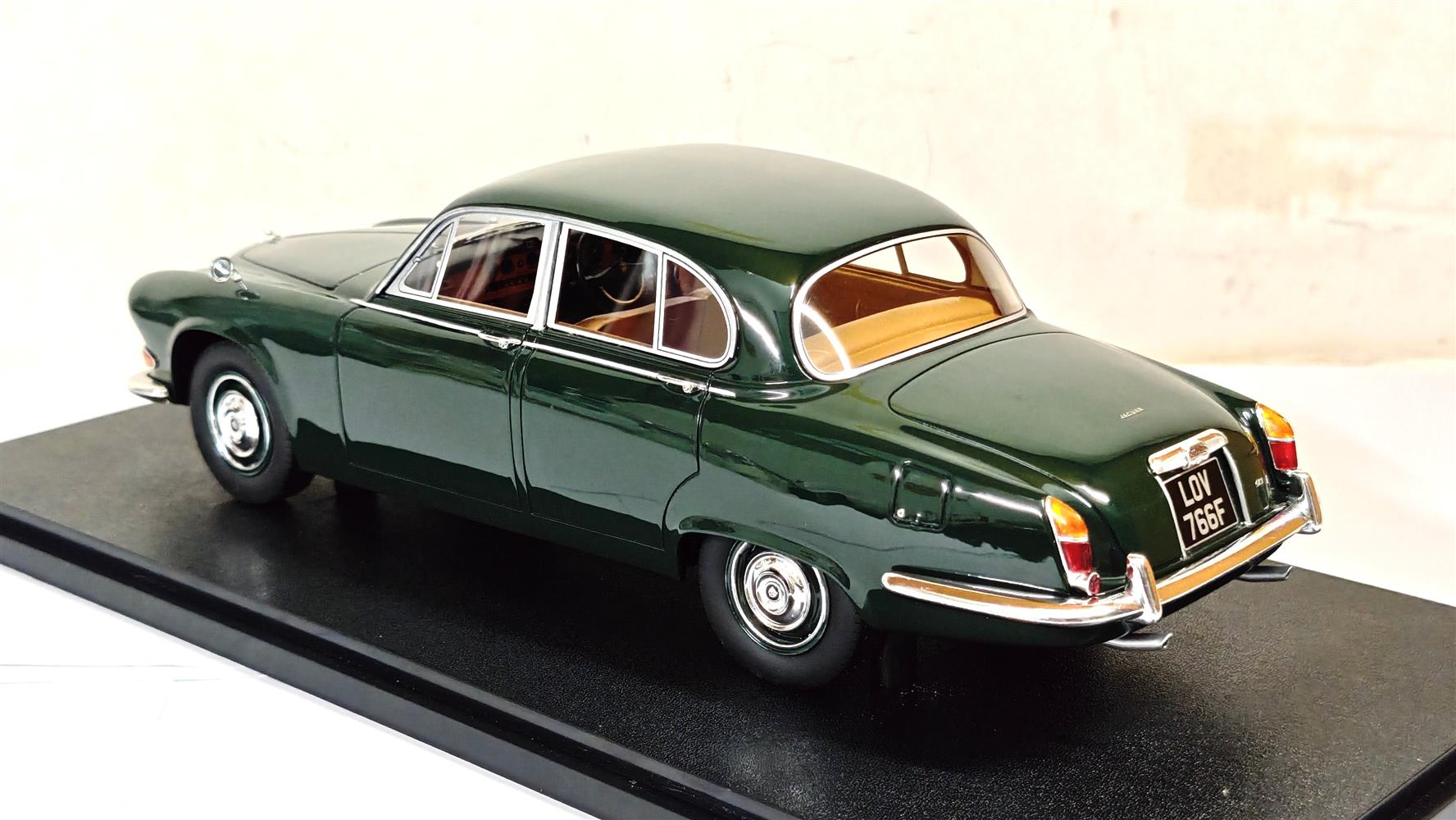 1:18 Cult Models - Jaguar 420 British racing green 66 - 69