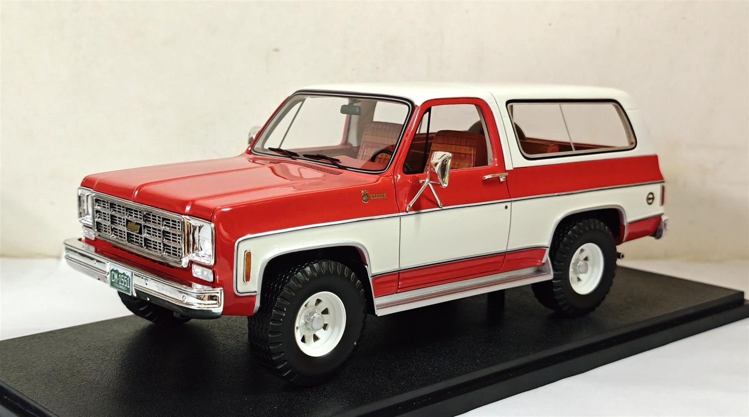 1:18 Cult Models - Chevrolet Blazer K5 red/white 73-78