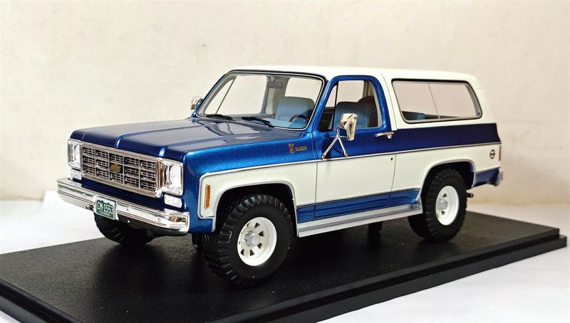 1:18 Cult Models - Chevrolet Blazer K5 blue/white 73-78