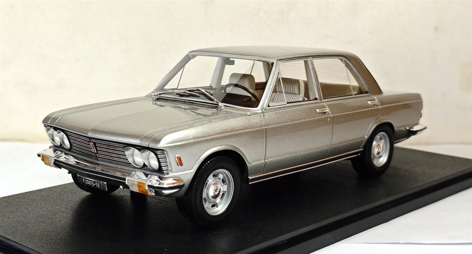 1:18 Cult Models - Fiat 130 Berlina silver 69-77