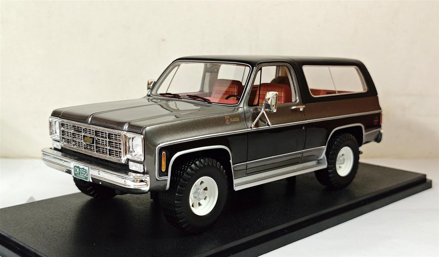 1:18 Cult Models - Chevrolet Blazer K5 grey/black 73-78