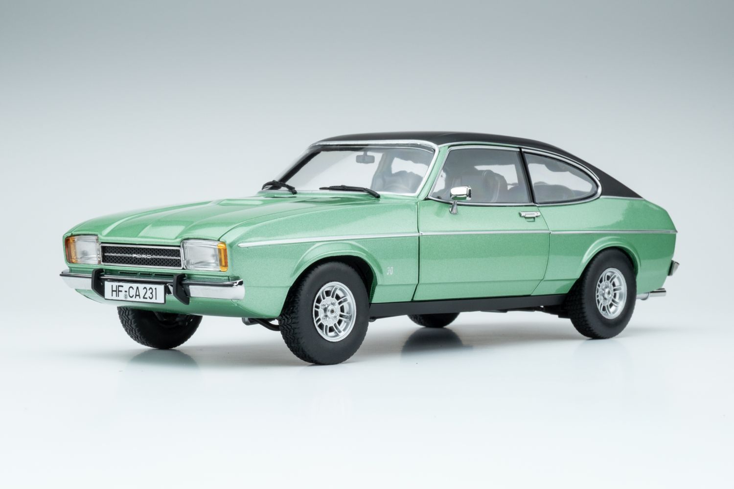 1:18 Touring Model Cars - Ford Capri II Ghia 3.0 (1974 - 1977)  - mediteran green with vinyl top black
