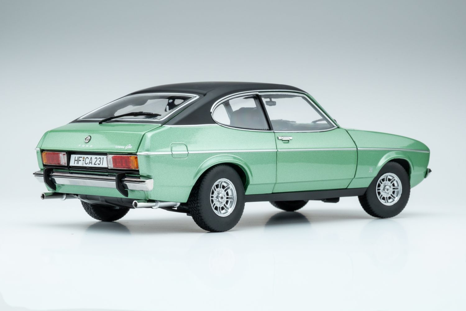 1:18 Touring Model Cars - Ford Capri II Ghia 3.0 (1974 - 1977)  - mediteran green with vinyl top black