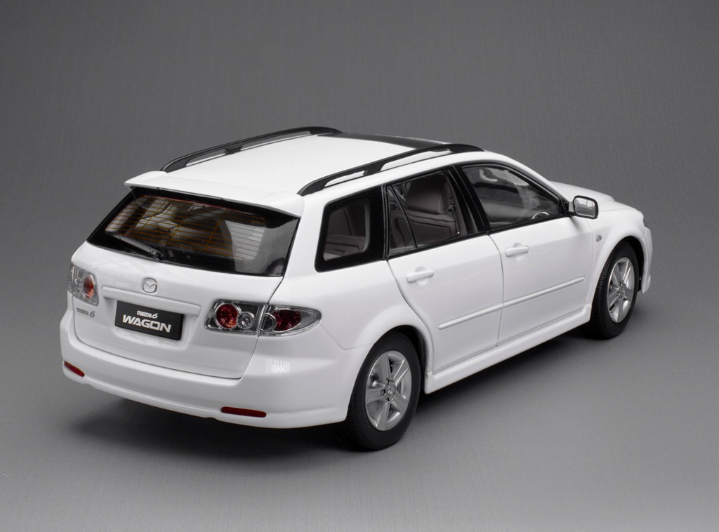1:18 Sunstar - Mazda 6 Wagon, glazier white
