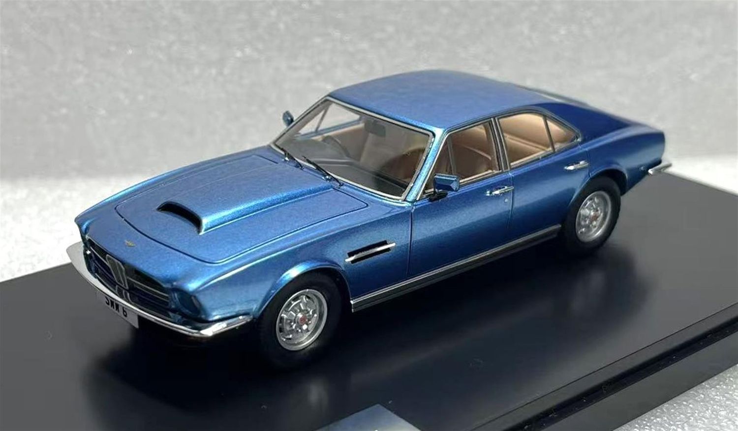 1:43 Matrix - Aston Martin Lagonda S1 blue metallic 74-75