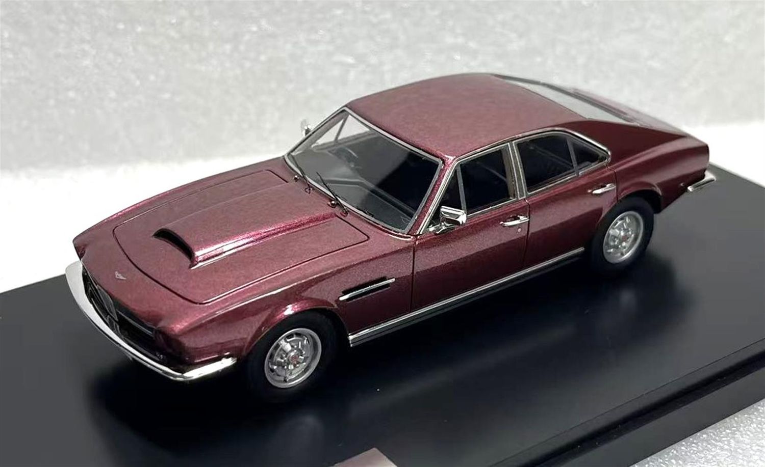 1:43 Matrix - Aston Martin Lagonda S1 red metallic 74-75