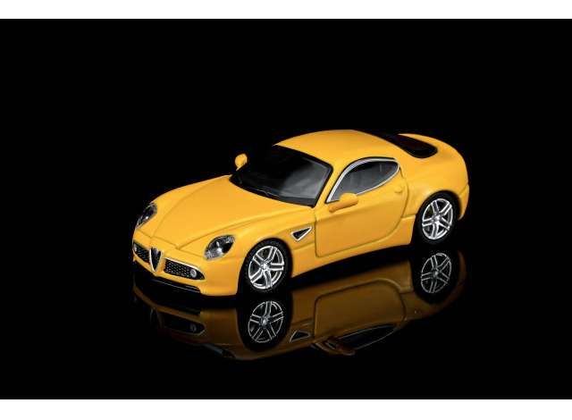 1:64 Motorhelix - 2008 Alfa Romeo 8C Competizione, giallo mica 1:64 Motorhelix - 2008 Alfa Romeo 8C Competizione, giallo mica