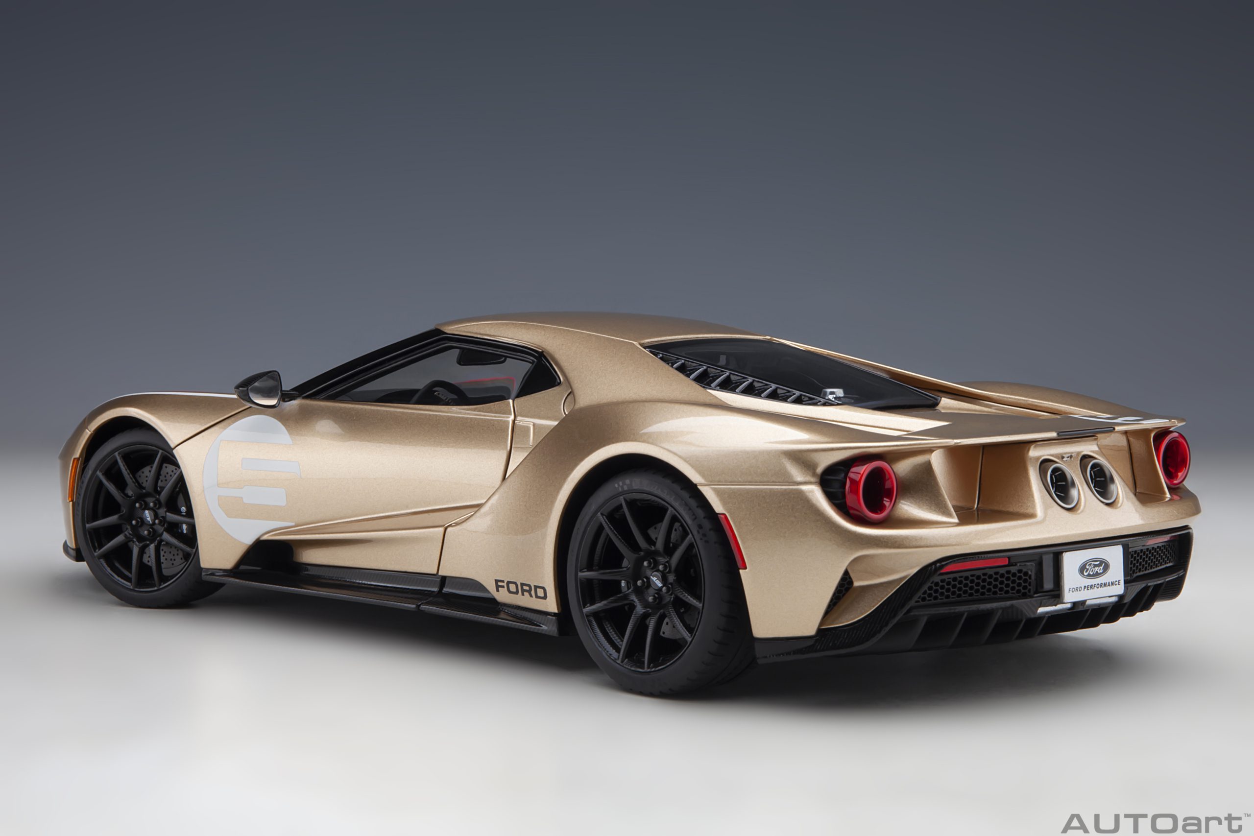 1:18 Autoart - Ford GT 2022 Holman Moody Heritage Edition (Holman Woody Gold) with Heritage Red and Oxford White accents