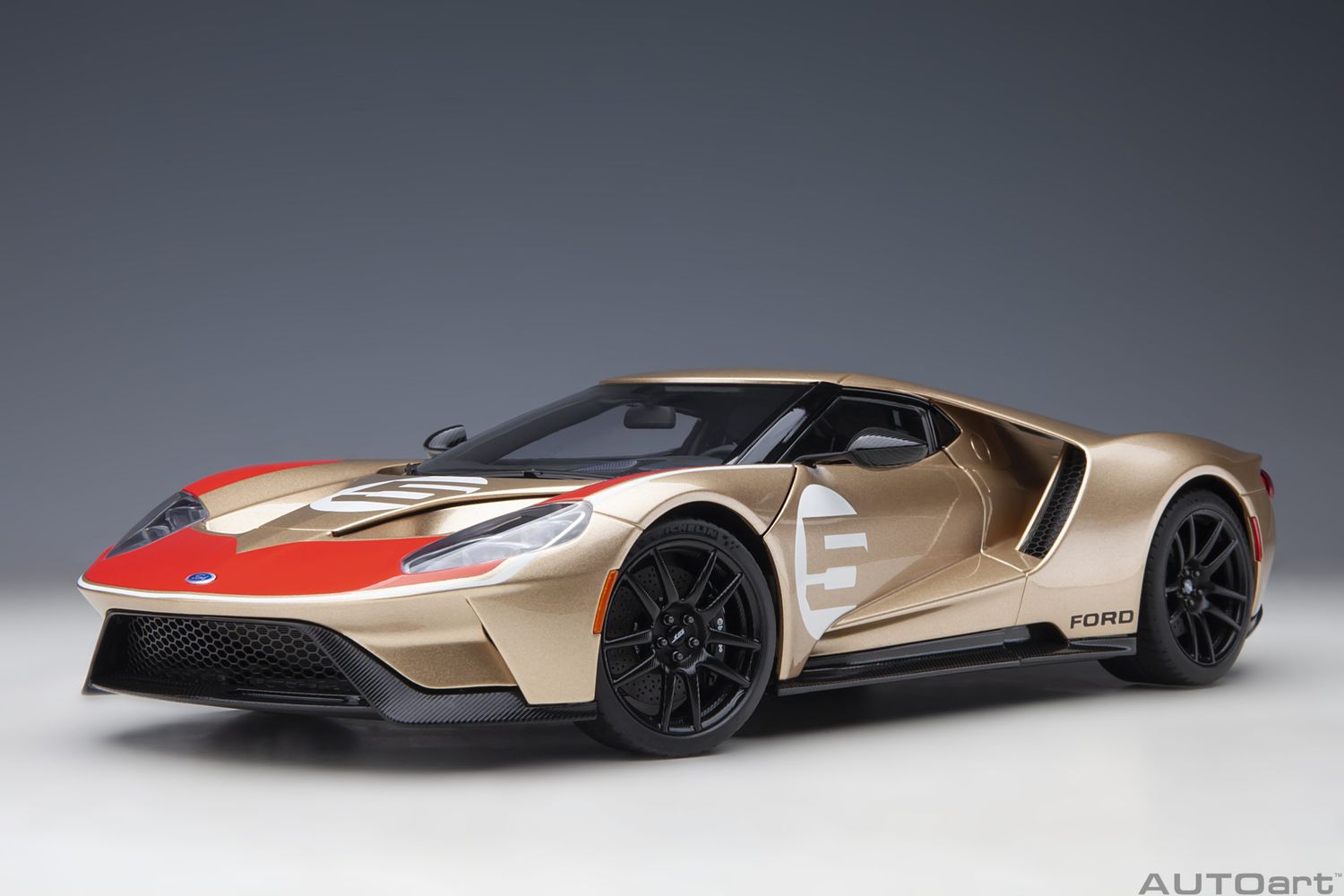 1:18 Autoart - Ford GT 2022 Holman Moody Heritage Edition (Holman Woody Gold) with Heritage Red and Oxford White accents