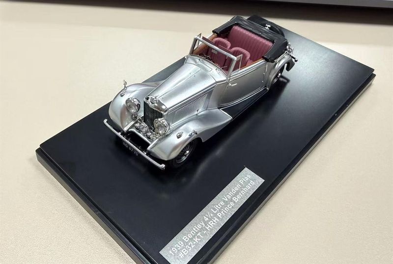1:43 Matrix - Bentley 4¼ Litre DHC Vanden Plas 1939 #B/32/KT - silver