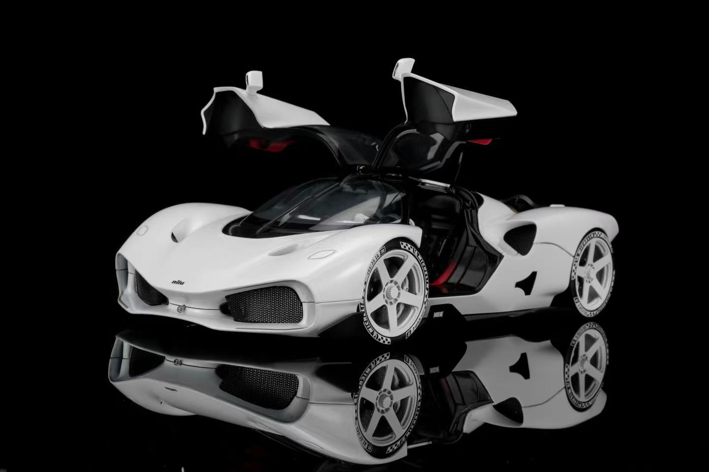 1:18 Motorhelix - 2024 Nilu Nilu27 V12 6.5L 1070hp White