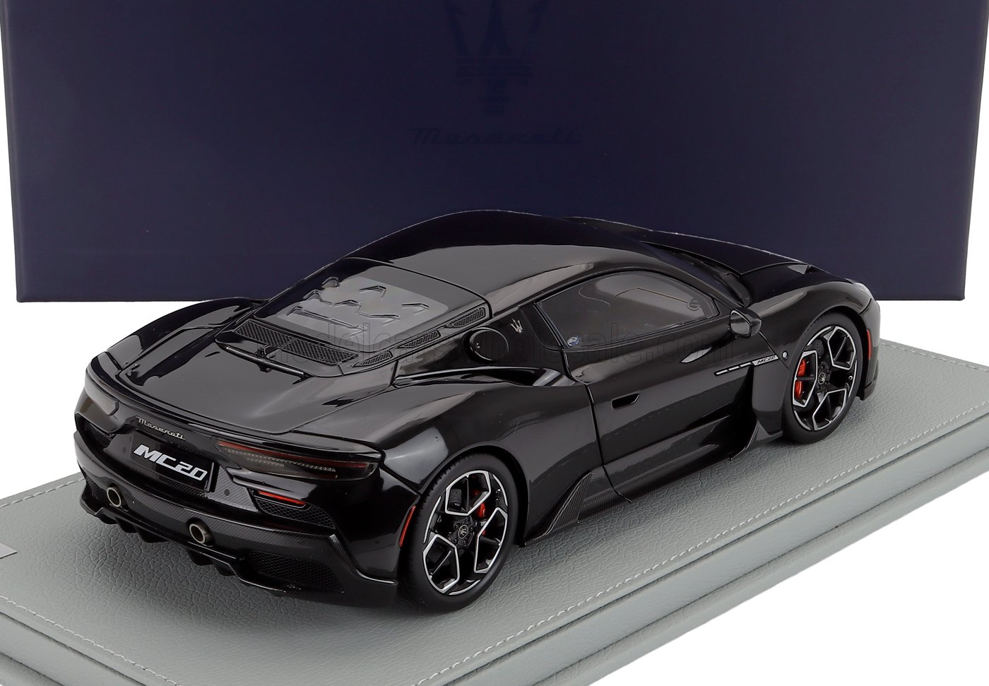 1:18 Maserati Dealer Model (by BBR) - 2020 Maserati MC20 Gloss Black Roof Nero Enigma Black *Mit Vitrine*