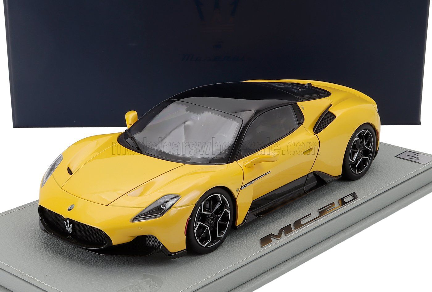 1:18 Maserati Dealer Model (by BBR) - 2020 Maserati MC20 Gloss Black Roof Giallo Genio Yellow Black*Mit Vitrine*