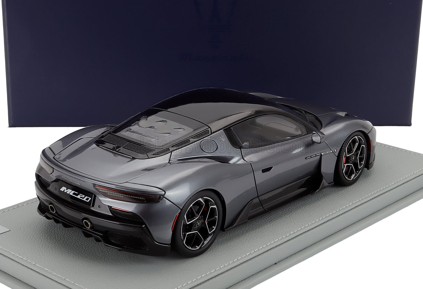 1:18 Maserati Dealer Model (by BBR) - 2020 Maserati MC20 Gloss Black Roof Grigio Mistero Grey Metallic Black*Mit Vitrine*