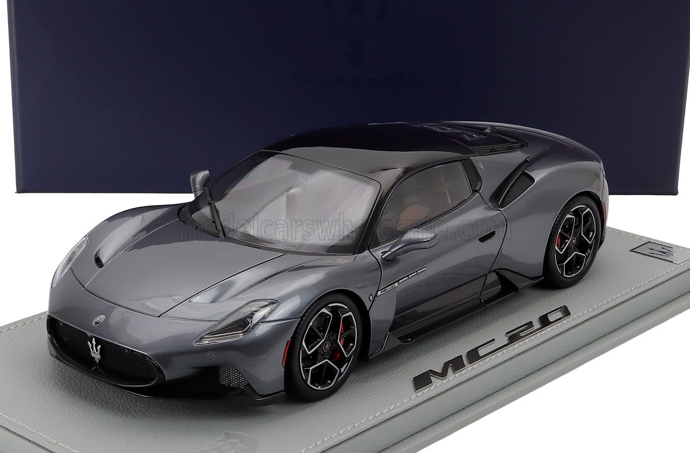 1:18 Maserati Dealer Model (by BBR) - 2020 Maserati MC20 Gloss Black Roof Grigio Mistero Grey Metallic Black*Mit Vitrine*