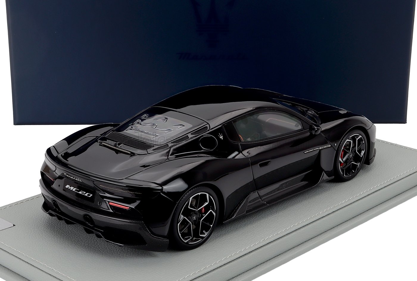 1:18 Maserati Dealer Model (by BBR) - 2020 Maserati MC20 Nero Enigma Black *Mit Vitrine*