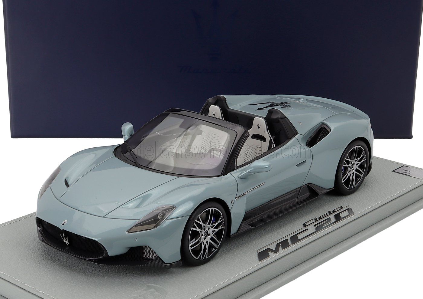 1:18 Maserati Dealer Model (by BBR) - 2022 Maserati MC20 Cielo Spider Acquamarina Light Blue Metallic *Mit Vitrine*