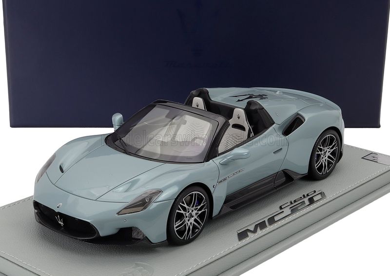 1:18 Maserati Dealer Model (by BBR) - 2022 Maserati MC20 Cielo Spider Acquamarina Light Blue Metallic *Mit Vitrine*