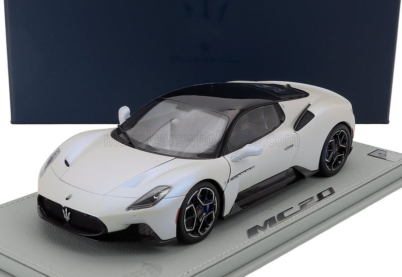 1:18 Maserati Dealer Model (by BBR) - 2020 Maserati MC20 Gloss Black Roof Bianco Audace White Black *Mit Vitrine*