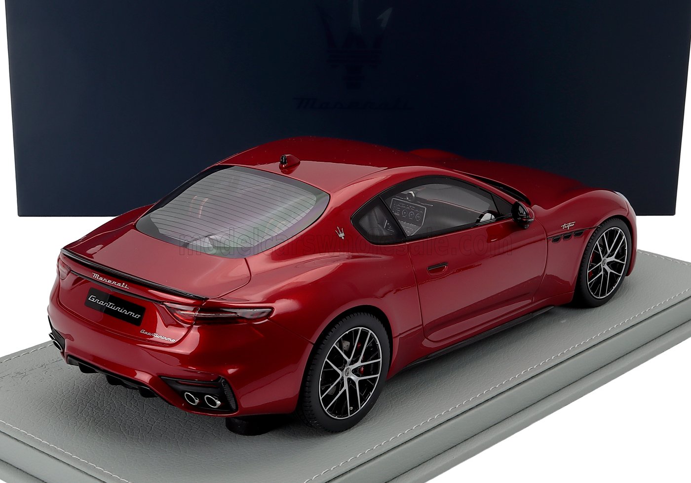 1:18 Maserati Dealer Model (by BBR) - 2023 Maserati GranTurismo Trofeo Rosso GranTurismo Red Metallic *Mit Vitrine*