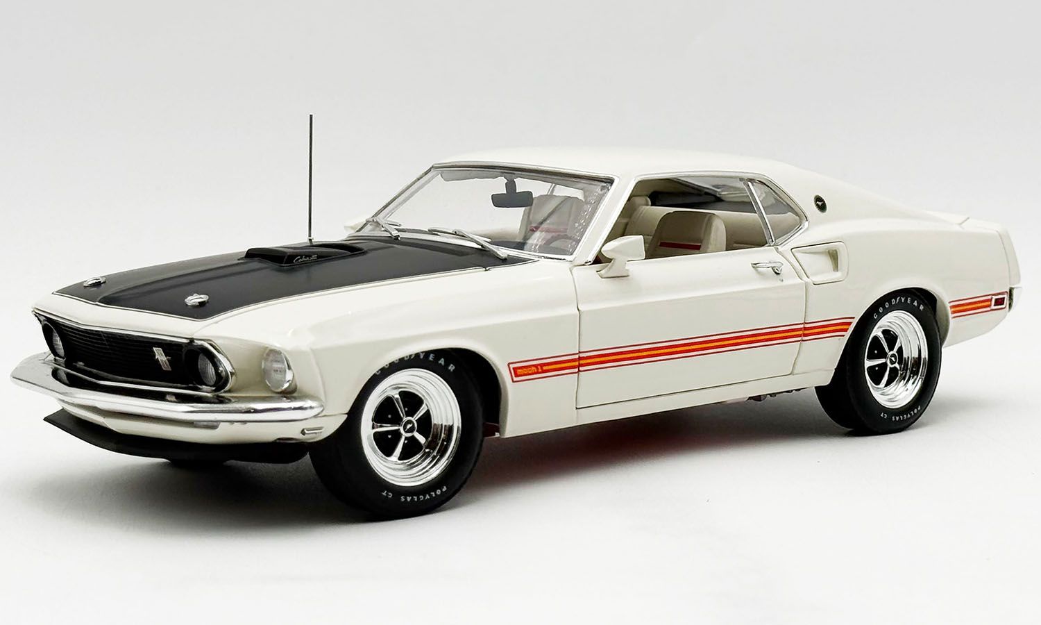 1:18 ACME - 1969 Ford Mustang 428 Cobra Jet Wimbledon White