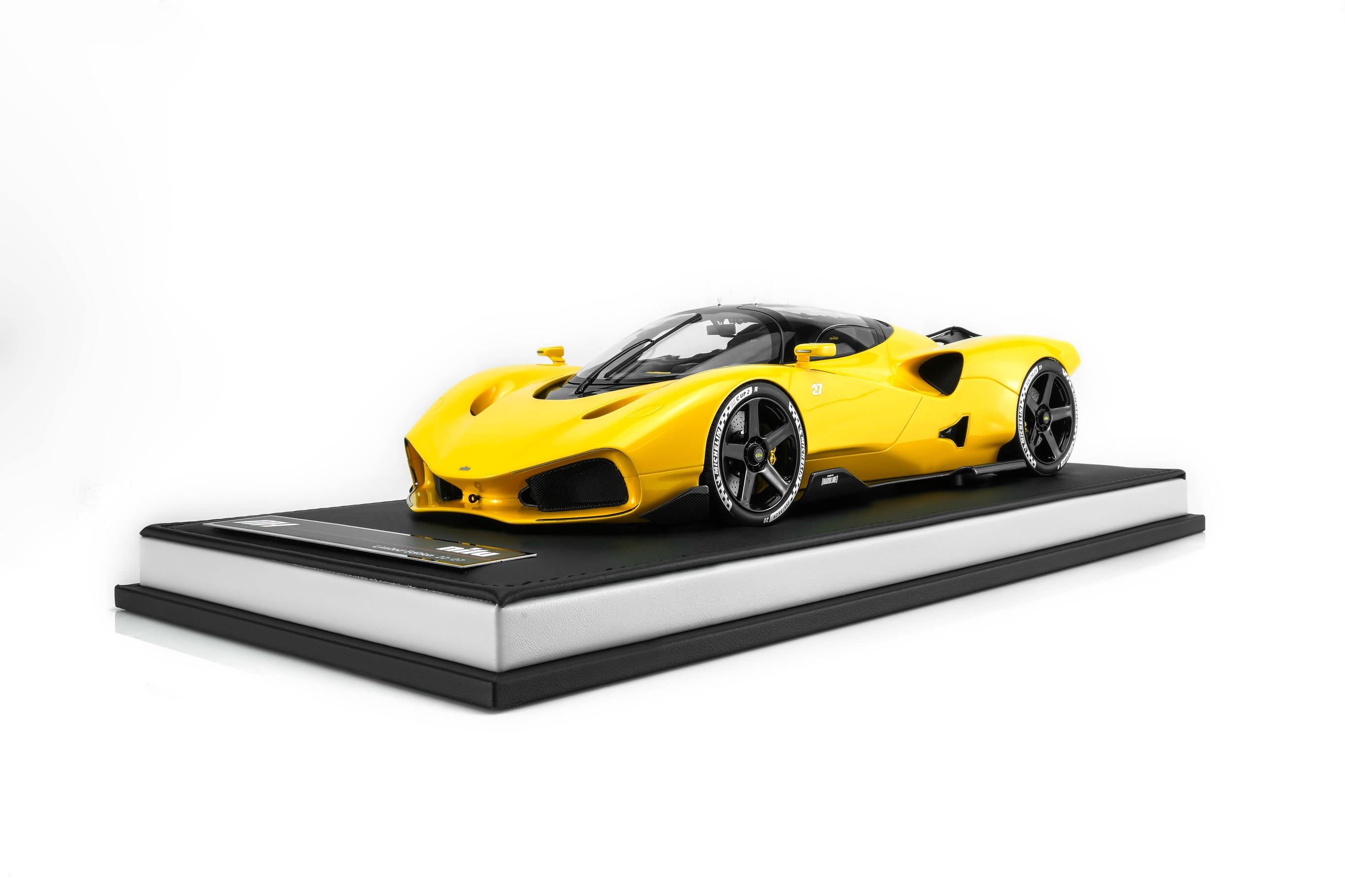 1:18 Motorhelix - 2024 Nilu Nilu27 V12 6.5L 1070 hp #27 YellowMetallic