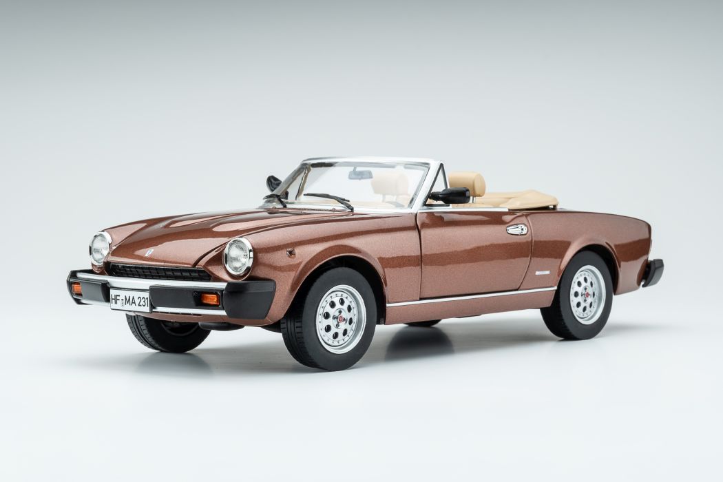 1:18 Touring Modelcars - Pininfarina Spidereuropa 1982 - marrone chiaro