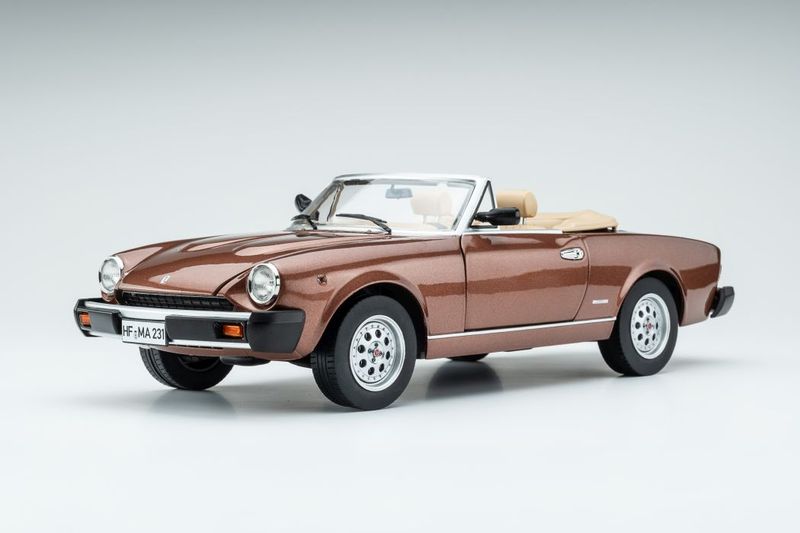 1:18 Touring Modelcars - Pininfarina Spidereuropa 1982 - marrone chiaro 1:18 Touring Modelcars - Pininfarina Spidereuropa 1982 - marrone chiaro