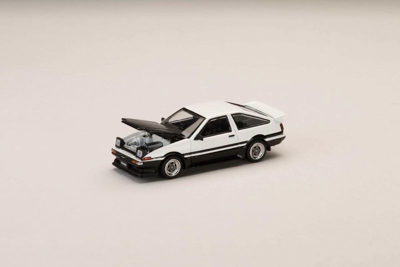 1:64 Hobby Japan - Toyota Sprinter Trueno GT APEX (AE86) Late Ver. JDM Style Carbon Bonnet, white/black 1:64 Hobby Japan - Toyota Sprinter Trueno GT APEX (AE86) Late Ver. JDM Style Carbon Bonnet, white/black