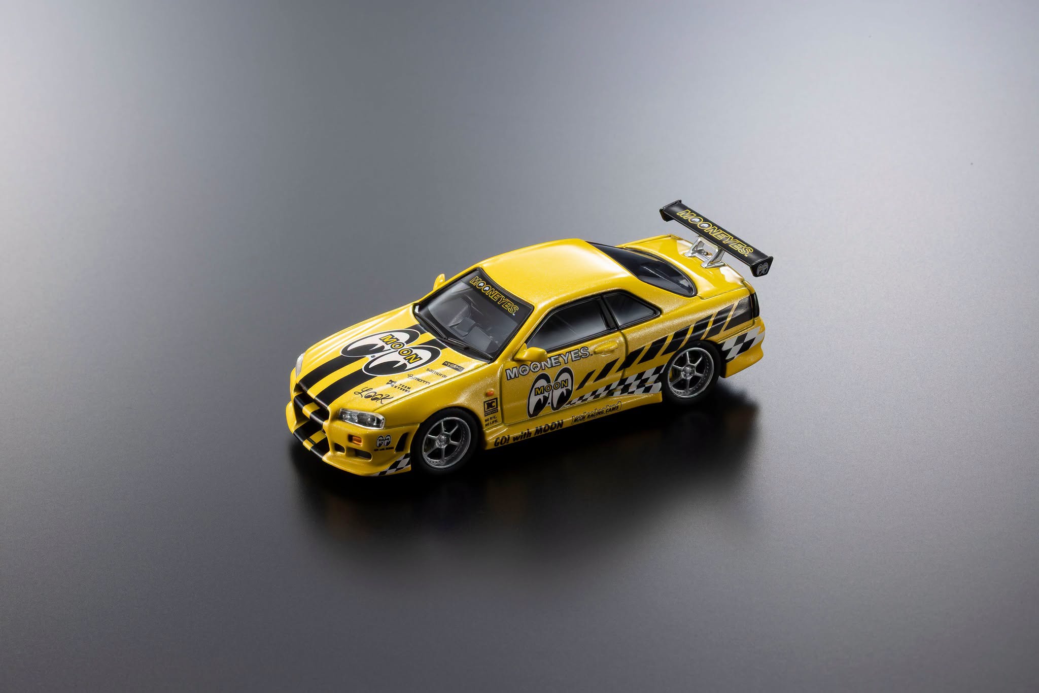 1:64 Kyosho - 2026 Nissan Skyline GT-R (R34) *Mooneyes 2 with Led*, yellow
