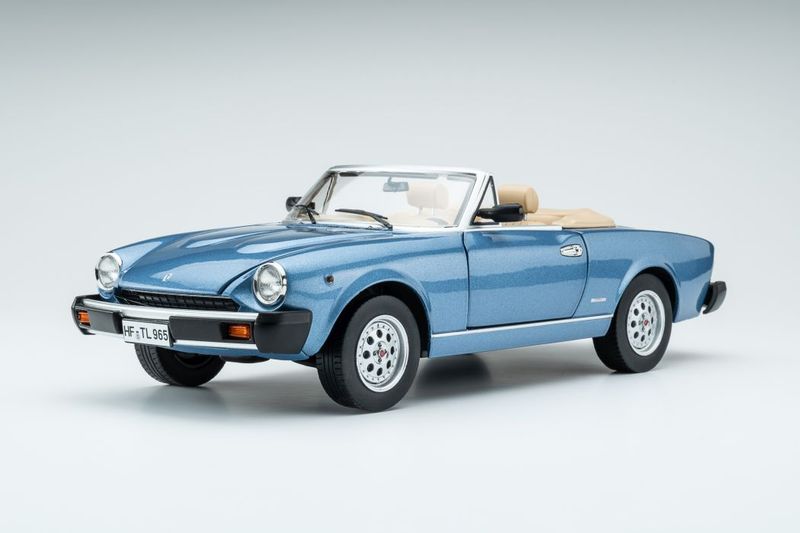 1:18 Touring Modelcars - Pininfarina Spidereuropa 1982 - azzuro metallic 1:18 Touring Modelcars - Pininfarina Spidereuropa 1982 - azzuro metallic