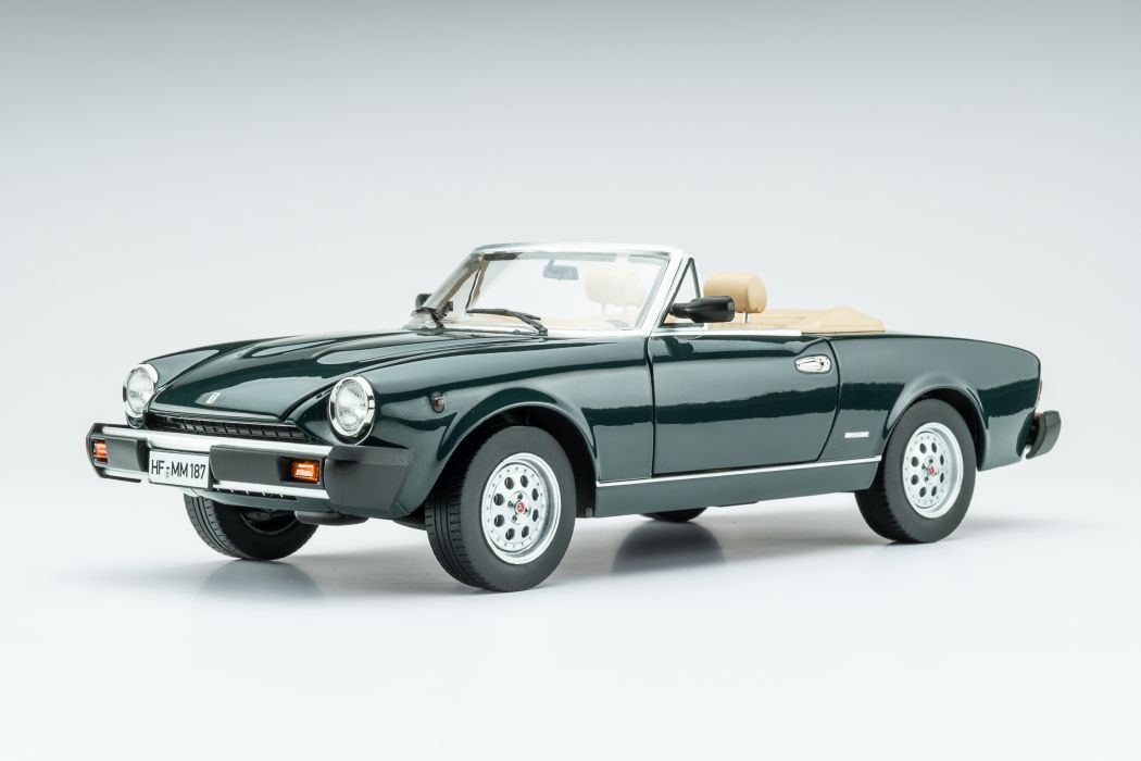 1:18 Touring Modelcars - Pininfarina Spidereuropa 1982 - verde scuro