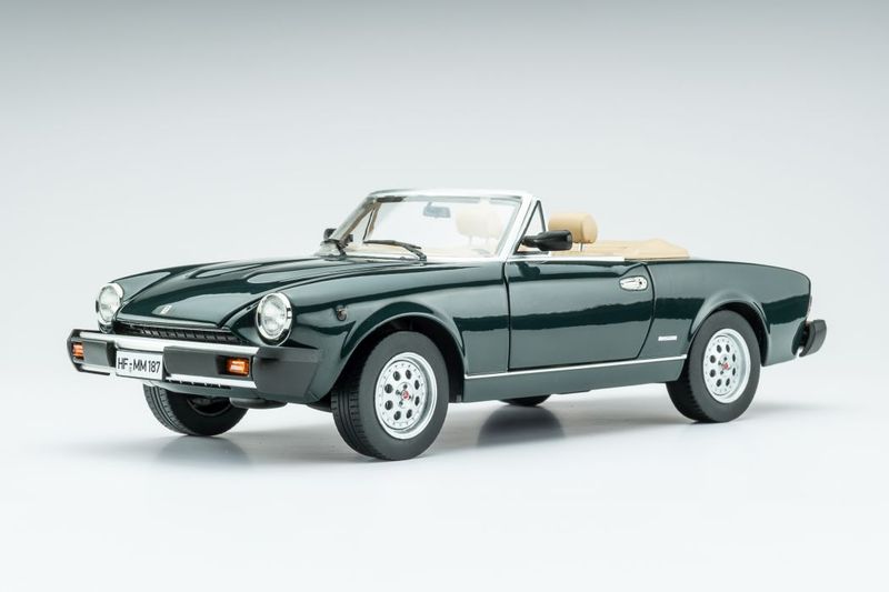 1:18 Touring Modelcars - Pininfarina Spidereuropa 1982 - verde scuro 1:18 Touring Modelcars - Pininfarina Spidereuropa 1982 - verde scuro