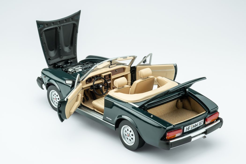 1:18 Touring Modelcars - Pininfarina Spidereuropa 1982 - verde scuro
