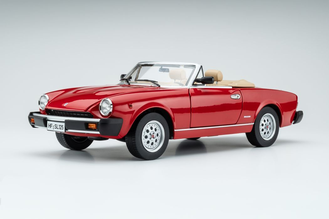 1:18 Touring Modelcars - Pininfarina Spidereuropa 1982 - rosso vivo