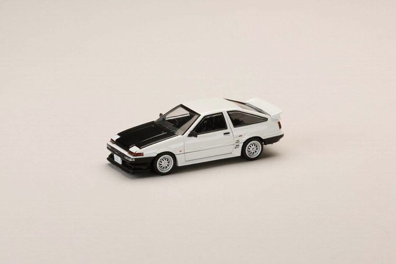 1:64 Hobby Japan - Toyota Sprinter Trueno GT APEX (AE86) *DK Tsuchiya Street Tuning 1998* 1:64 Hobby Japan - Toyota Sprinter Trueno GT APEX (AE86) *DK Tsuchiya Street Tuning 1998*
