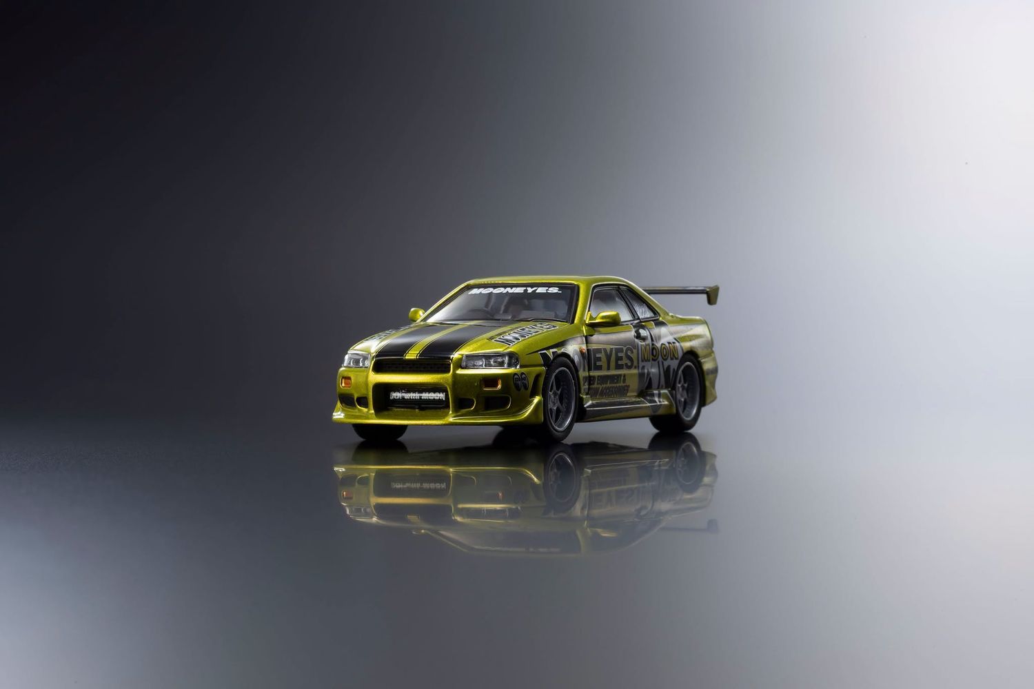 1:64 Kyosho - 2026 Nissan Skyline GT-R (R34) *Mooneyes 1 with Led*, yellow-green