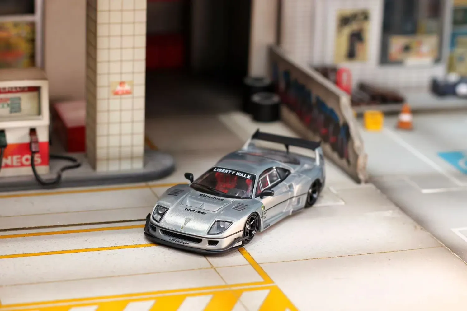 1:64 Street Weapon - Ferrari F40 ZAMAC, silver