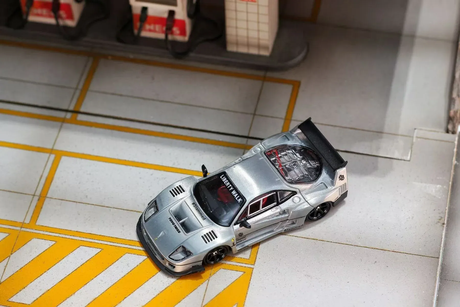 1:64 Street Weapon - Ferrari F40 ZAMAC, silver