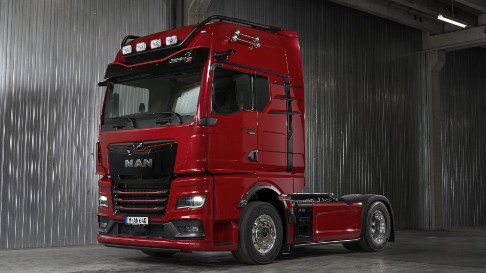 1:24 Solido - 2025 MAN TGX Individual Lion S Rot