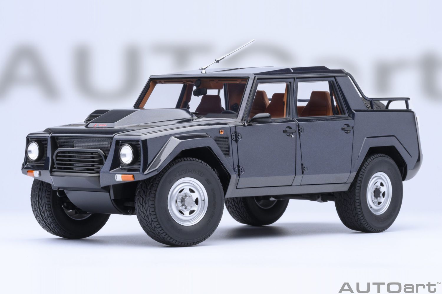 1:18 Autoart - Lamborghini LM002 (Blu Acapulco Metallic)