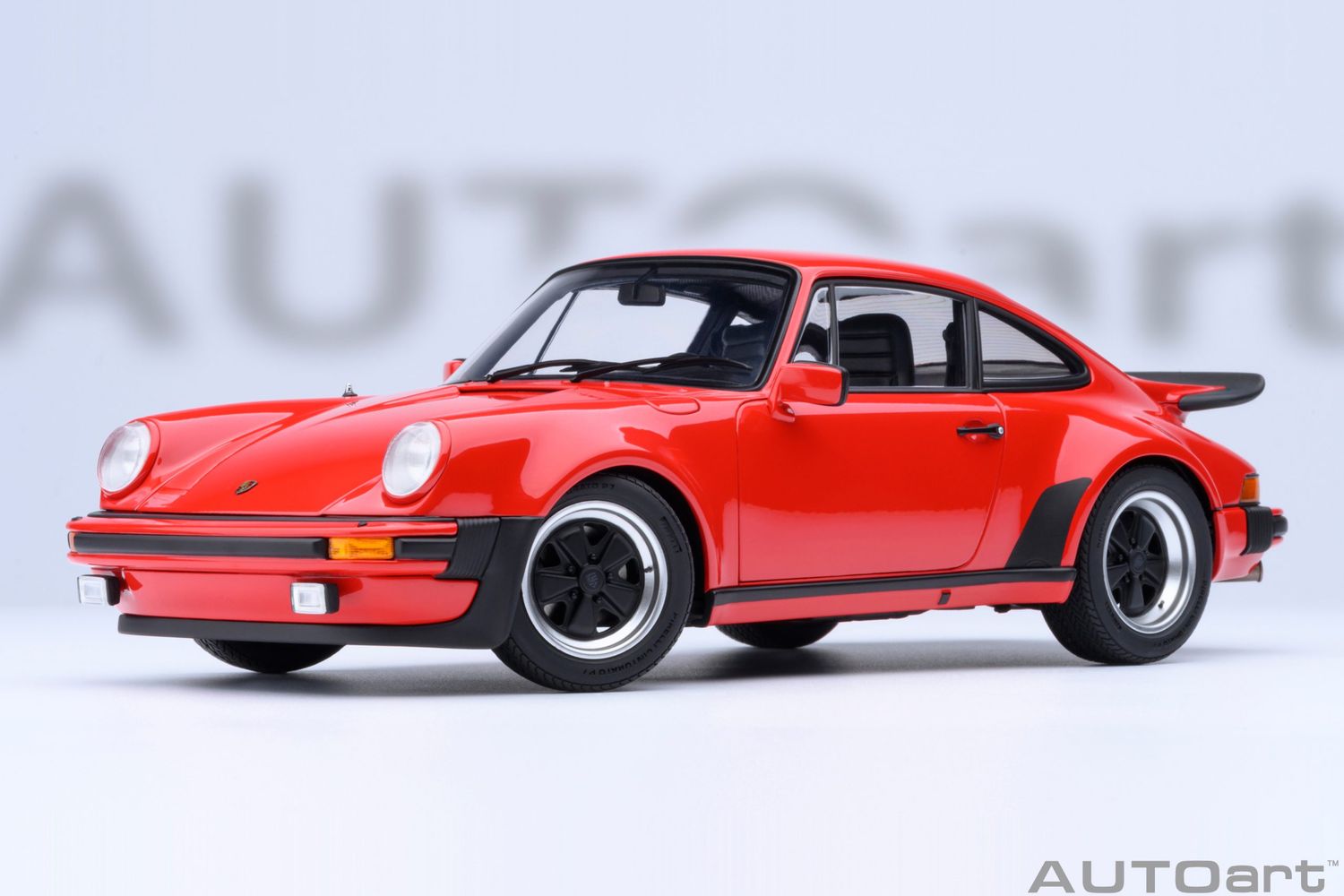 1:18 Autoart - Porsche 911 (930) Turbo 3.0 (Guards Red)