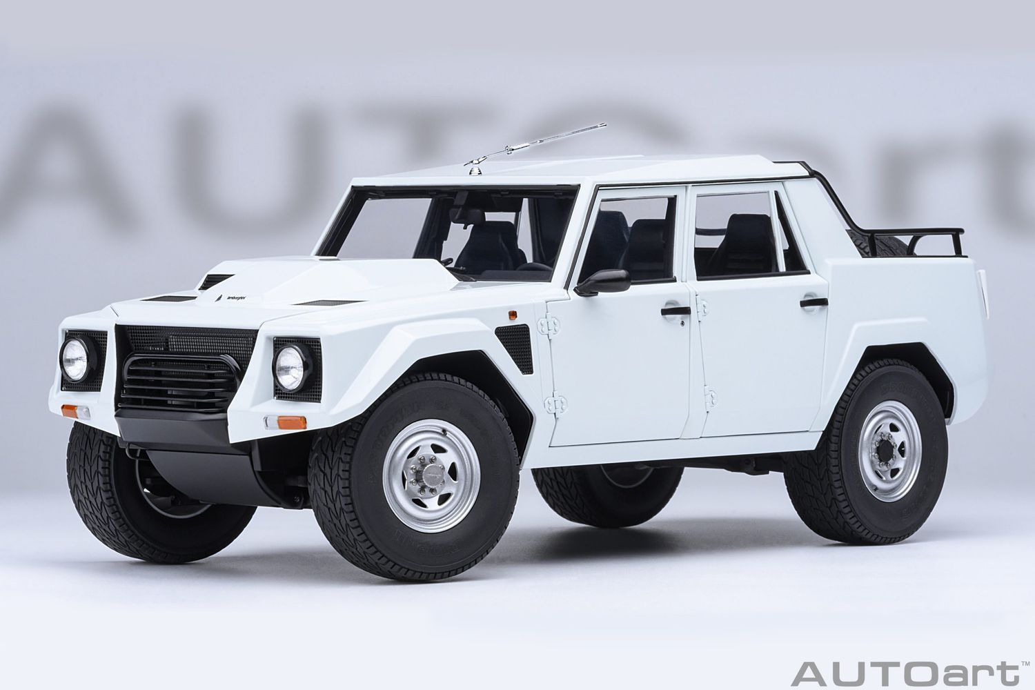 1:18 Autoart - Lamborghini LM002 (Bianco Polo Park)