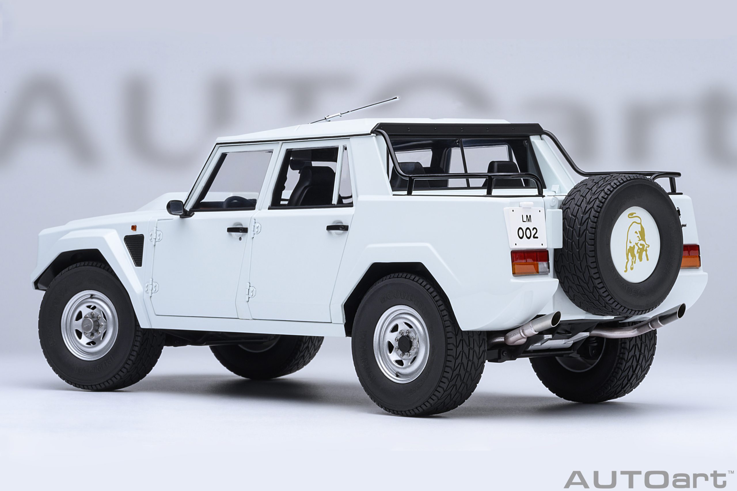 1:18 Autoart - Lamborghini LM002 (Bianco Polo Park)