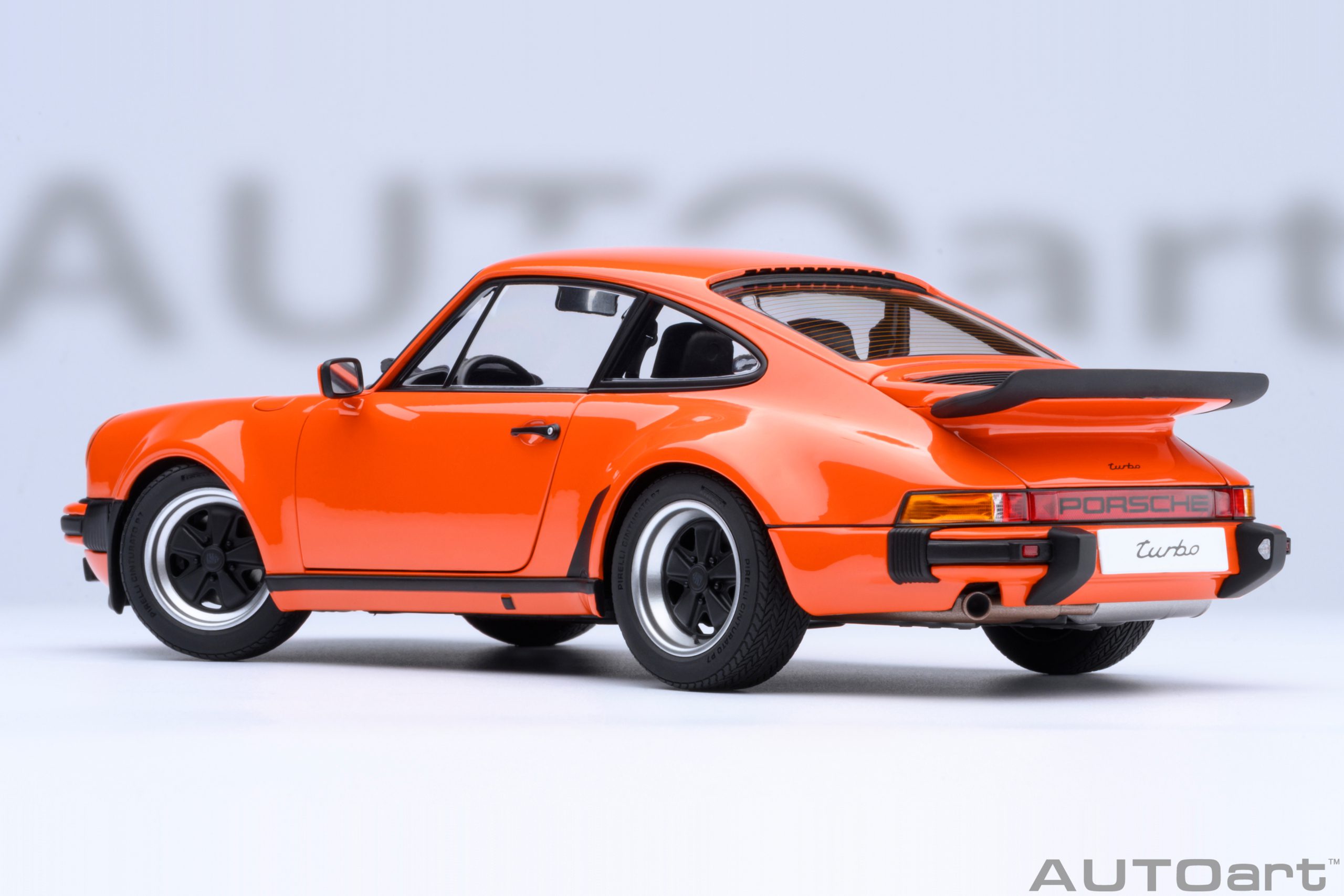 1:18 Autoart - Porsche 911 (930) Turbo 3.0 (Continental Orange)